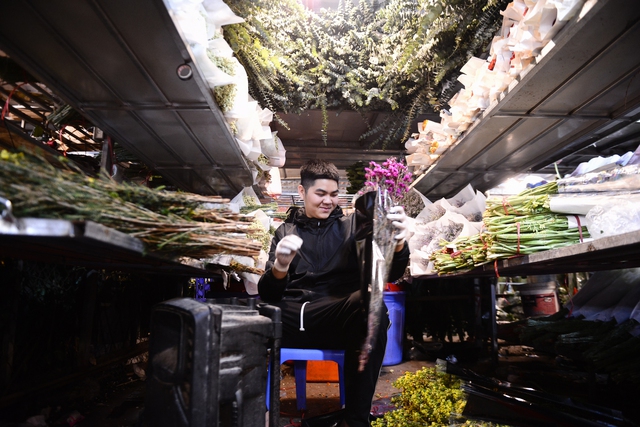Biển người đổ về chợ hoa lớn nhất Hà Nội nhân dịp Quốc tế Phụ nữ 8/3 - Ảnh 2.