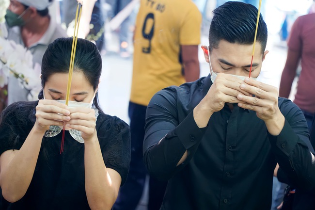 Ngọc Lan đến viếng trong đêm, vợ chồng Thu Trang và dàn sao Việt tiễn biệt NS Vũ Linh - Ảnh 10.