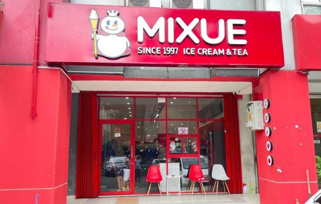 Lật tẩy chiêu kinh doanh kiếm bộn tiền của Mixue: Bán rẻ 10k/ cây kem, 25k/ ly trà sữa chưa là gì! - Ảnh 1.