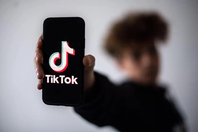 Giả làm thiếu niên 14 tuổi trên TikTok, cô gái sốc nặng với loạt nội dung độc hại không tưởng được thuật toán cung cấp - Ảnh 1.