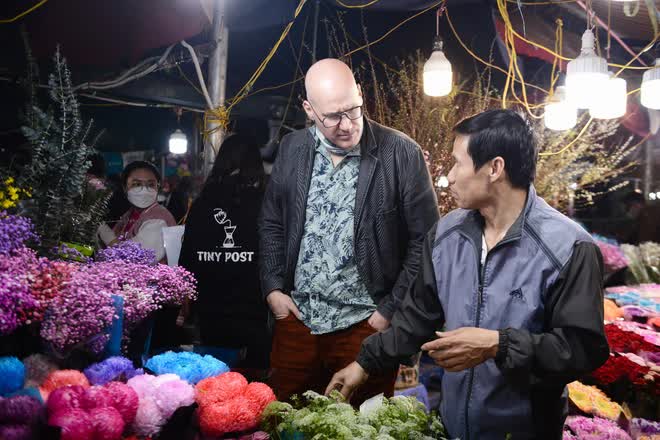 Biển người đổ về chợ hoa lớn nhất Hà Nội nhân dịp Quốc tế Phụ nữ 8/3 - Ảnh 8.