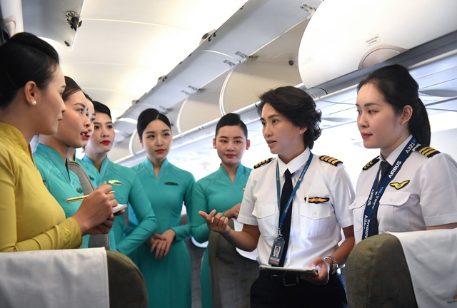 Nữ cơ phó xúc động vì chồng bất ngờ xuất hiện trên chuyến bay đặc biệt ngày 8/3 - Ảnh 6.