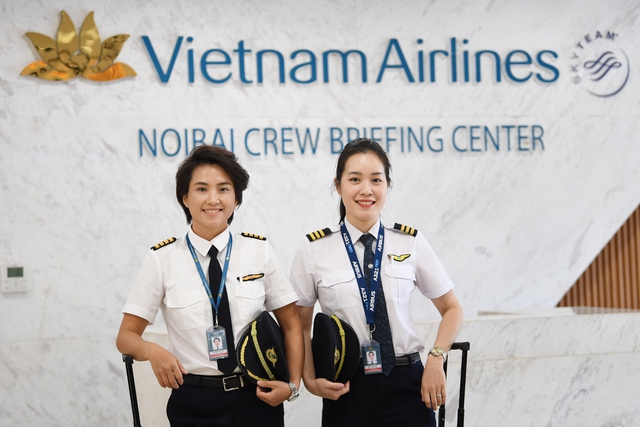 Nữ cơ phó xúc động vì chồng bất ngờ xuất hiện trên chuyến bay đặc biệt ngày 8/3 - Ảnh 4.