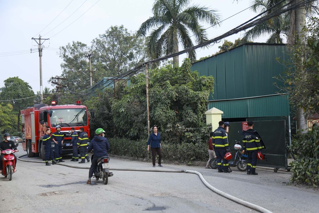Hà Nội: Xưởng rộng 1000m2 bất ngờ cháy lớn tại Cổ Nhuế 2 - Ảnh 8.