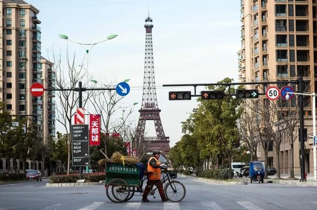 Những công trình nhái kỳ quái ở Trung Quốc: Tháp Eiffel, Cầu tháp London hay Tượng nhân sư khổng lồ... đều có - Ảnh 2.
