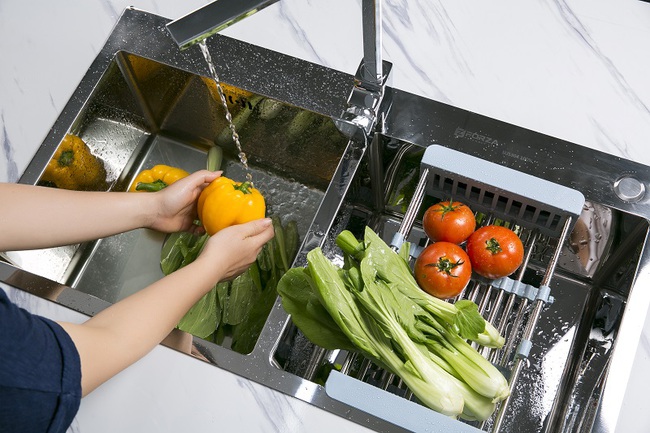 Ai cũng d&ugrave;ng vật n&agrave;y để rửa rau, thực phẩm nhưng kh&ocirc;ng hề biết c&ograve;n bẩn hơn bồn cầu, bệnh truyền nhiễm từ đ&acirc;y m&agrave; ra - Ảnh 1.