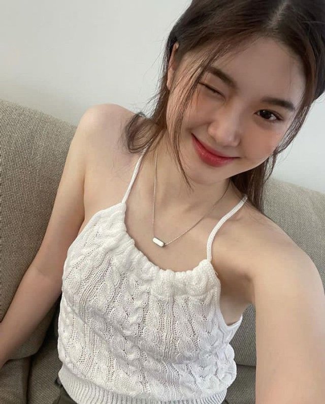 Phối thêm 5 món phụ kiện sành điệu này, style của nàng kiểu gì cũng thăng hạng - Ảnh 1.