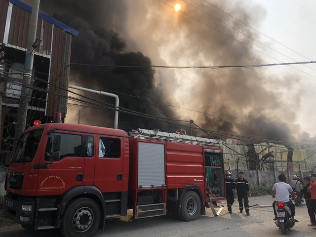 Hà Nội: Xưởng rộng 1000m2 bất ngờ cháy lớn tại Cổ Nhuế 2 - Ảnh 1.