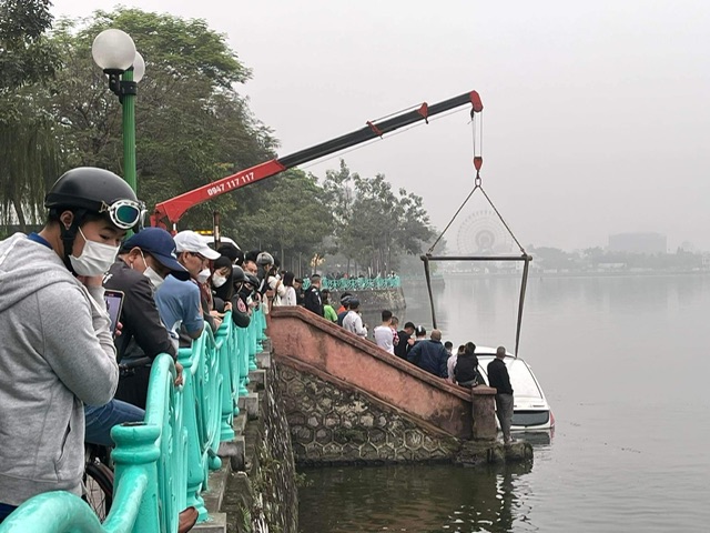 Hà Nội: Ô tô bất ngờ lao xuống hồ Tây - Ảnh 2.