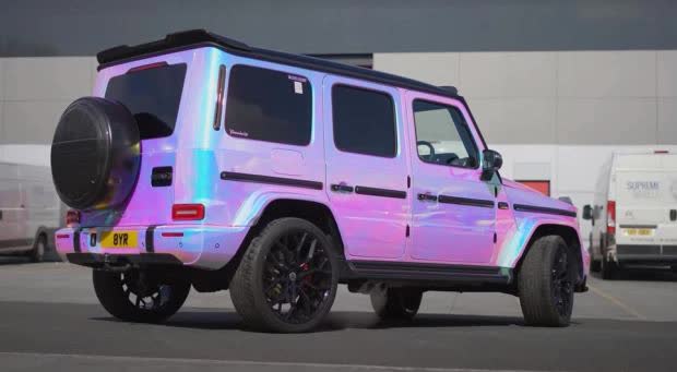 B&eacute; g&aacute;i 10 tuổi được gia đ&igrave;nh tặng Mercedes-AMG G 63, tự tay cầm l&aacute;i c&oacute; hẳn Rolls-Royce hộ tống - Ảnh 3.