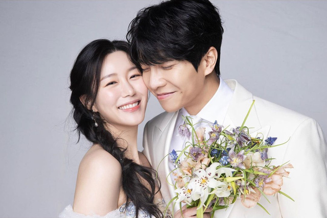 Lee Seung Gi khoe ảnh cưới đẹp như mơ với Lee Da In - Ảnh 4.