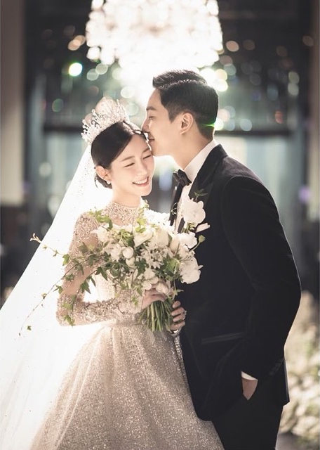 Lee Seung Gi khoe ảnh cưới đẹp như mơ với Lee Da In - Ảnh 2.