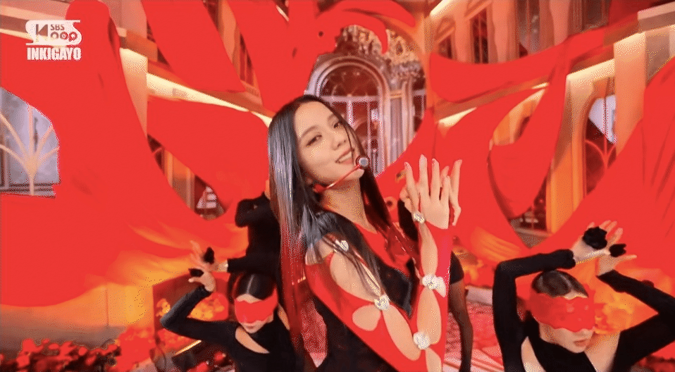 Jisoo (BLACKPINK) l&agrave;m ti&ecirc;n tử kết m&agrave;n nhưng lại g&acirc;y tranh c&atilde;i, 1 nữ idol cũng bị gọi t&ecirc;n! - Ảnh 2.