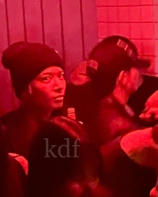 Em trai BTS bất ngờ bị tung ảnh đi bar, cùng lúc thân mật với 2 cô gái lạ - Ảnh 3.