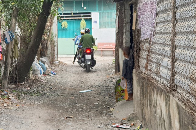 Nghi vấn bé trai ở TP.HCM bị cha mẹ đánh đập dã man, trên người đầy vết thương - Ảnh 3.