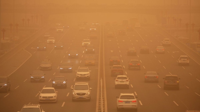 Chùm ảnh: Bão cát tấn công 410 triệu người tại Trung Quốc, cả thành phố bị bao trùm bởi màu cam mịt mờ - Ảnh 1.