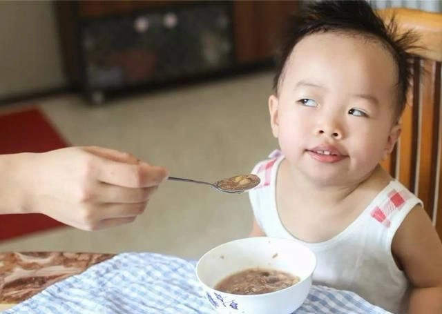 Nhìn từ trào lưu dùng clip dọa trẻ con để ép bé ăn: Ai mới thật sự là “thủ phạm”? - Ảnh 2.