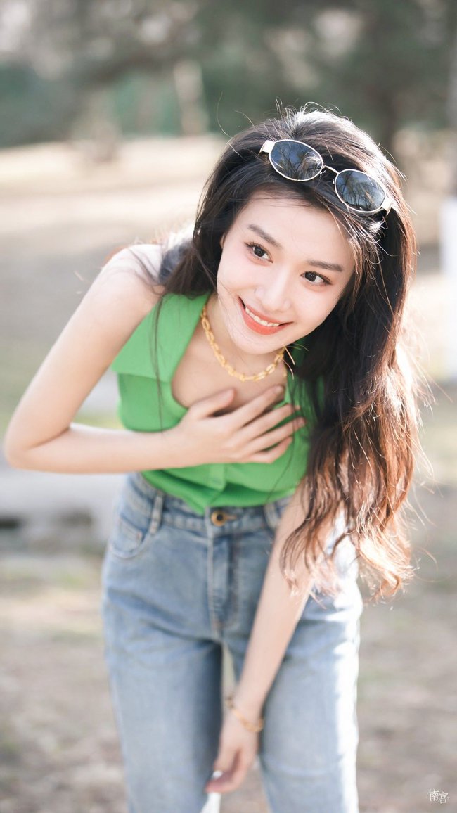 Bản sao nổi tiếng nhất của Lưu Diệc Phi: Chẳng những xinh đẹp, khí chất mà còn ăn mặc rất có gu - Ảnh 6. Bản sao nổi tiếng nhất của Lưu Diệc Phi: Chẳng những xinh đẹp, khí chất mà còn ăn mặc rất có gu - Ảnh 6.