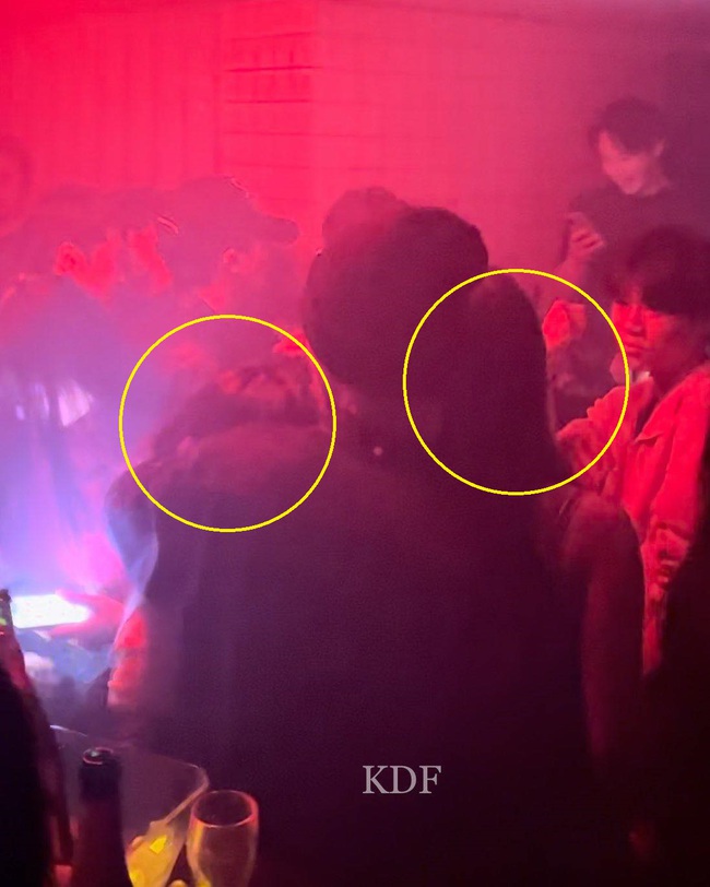 Em trai BTS bất ngờ bị tung ảnh đi bar, cùng lúc thân mật với 2 cô gái lạ - Ảnh 5.