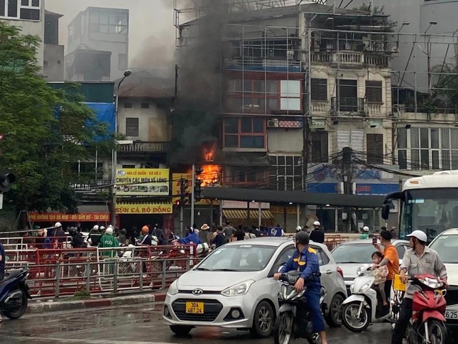 Hà Nội: Một ngôi nhà trên phố Xã Đàn bốc cháy dữ dội đúng giờ cao điểm - Ảnh 1.