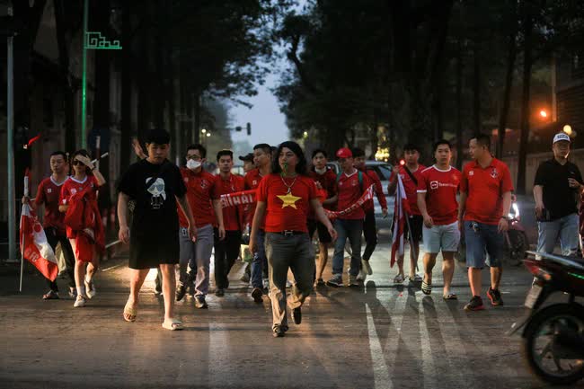 CĐV Hải Phòng thách thức Hà Nội FC, chưa vào trận đấu đã đốt pháo sáng - Ảnh 12.