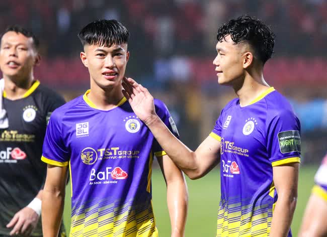 Văn Trường mặc số áo cũ của Quang Hải, được Thành Chung dành cử chỉ tình cảm khi lần đầu đá V.League - Ảnh 2.