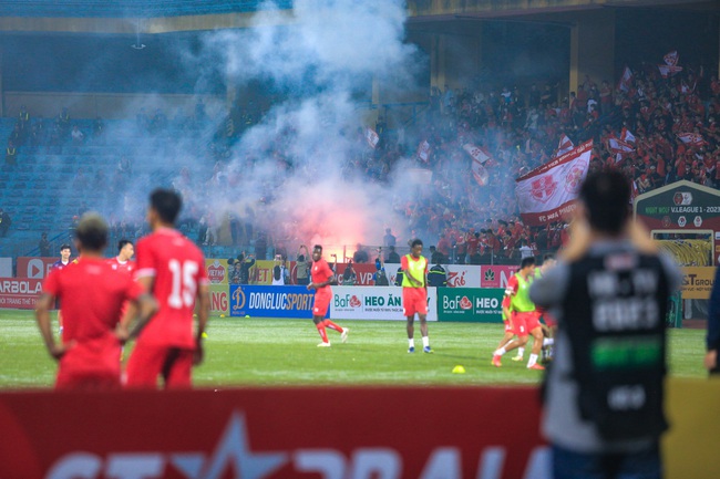 CĐV Hải Phòng thách thức Hà Nội FC, chưa vào trận đấu đã đốt pháo sáng - Ảnh 1.