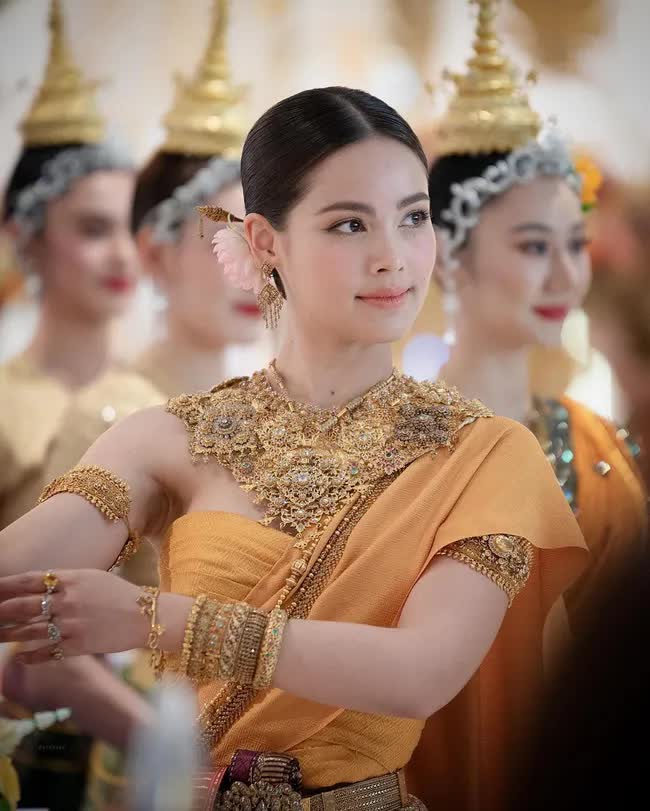 Loạt khoảnh khắc hóa nữ thần của các mỹ nhân Thái Lan mừng Tết Songkran: Baifern - Yaya khoe nhan sắc một 9 một 10 - Ảnh 2.