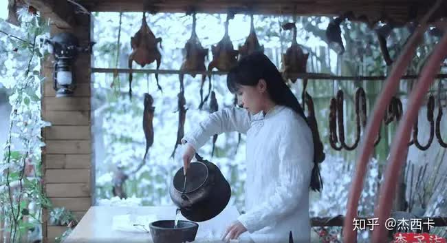 Cận cảnh ng&ocirc;i nh&agrave; l&agrave;m n&ecirc;n t&ecirc;n tuổi của L&yacute; Tử Thất: Đơn sơ bất ngờ so với thu nhập cả trăm tỷ đồng! - Ảnh 13.