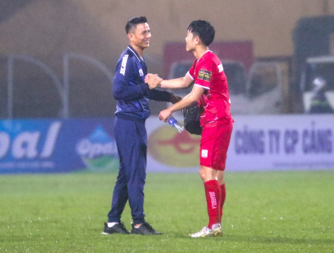 Văn Trường mặc số áo cũ của Quang Hải, được Thành Chung dành cử chỉ tình cảm khi lần đầu đá V.League - Ảnh 6.