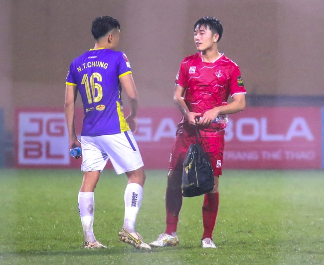 Văn Trường mặc số áo cũ của Quang Hải, được Thành Chung dành cử chỉ tình cảm khi lần đầu đá V.League - Ảnh 5.