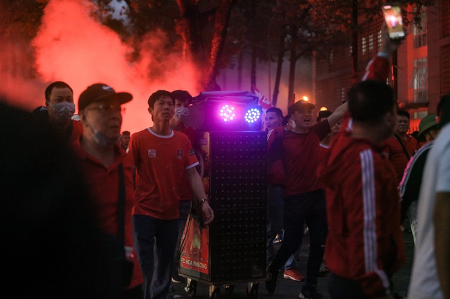 CĐV Hải Phòng thách thức Hà Nội FC, chưa vào trận đấu đã đốt pháo sáng - Ảnh 5.
