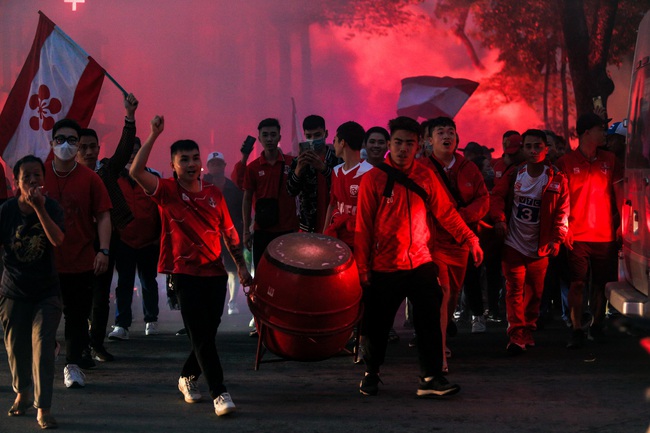 CĐV Hải Phòng thách thức Hà Nội FC, chưa vào trận đấu đã đốt pháo sáng - Ảnh 4.