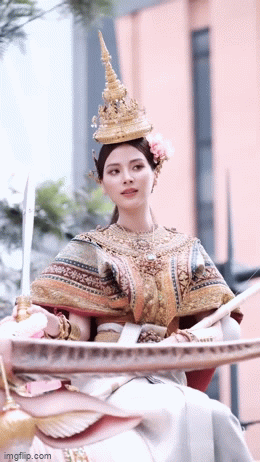 Nữ thần Songkran 2023 Baifern Pimchanok vừa vẫy tay chào đã bị bắn nước tới tấp không trượt phát nào - Ảnh 6.