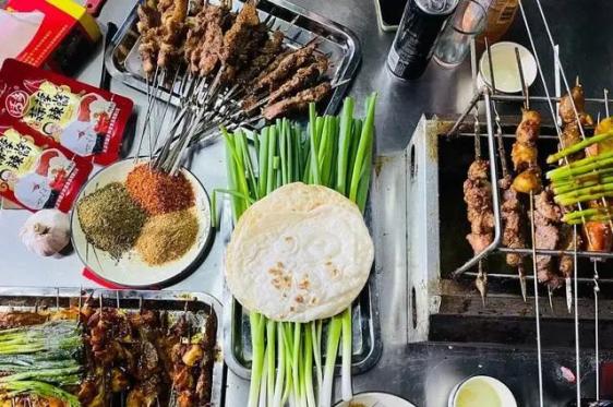 Bị l&atilde;ng qu&ecirc;n nhiều năm, Th&aacute;nh địa đồ nướng Trung Quốc bất ngờ chật cứng thực kh&aacute;ch: Nh&agrave; h&agrave;ng b&aacute;n 10.000 xi&ecirc;n mỗi ng&agrave;y cũng kh&ocirc;ng đ&aacute;p ứng nổi nhu cầu - Ảnh 4.