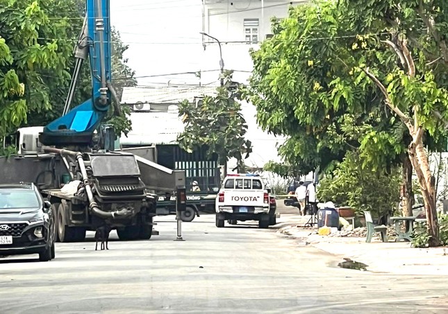 Công an phong tỏa hiện trường, điều tra nghi án con gái sát hại mẹ ở Bình Dương - Ảnh 1.