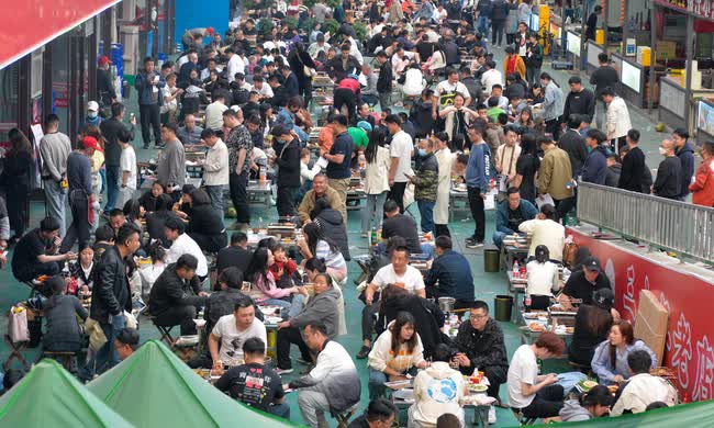 Bị lãng quên nhiều năm, Thánh địa đồ nướng Trung Quốc bất ngờ chật cứng thực khách: Nhà hàng bán 10.000 xiên mỗi ngày cũng không đáp ứng nổi nhu cầu - Ảnh 3.