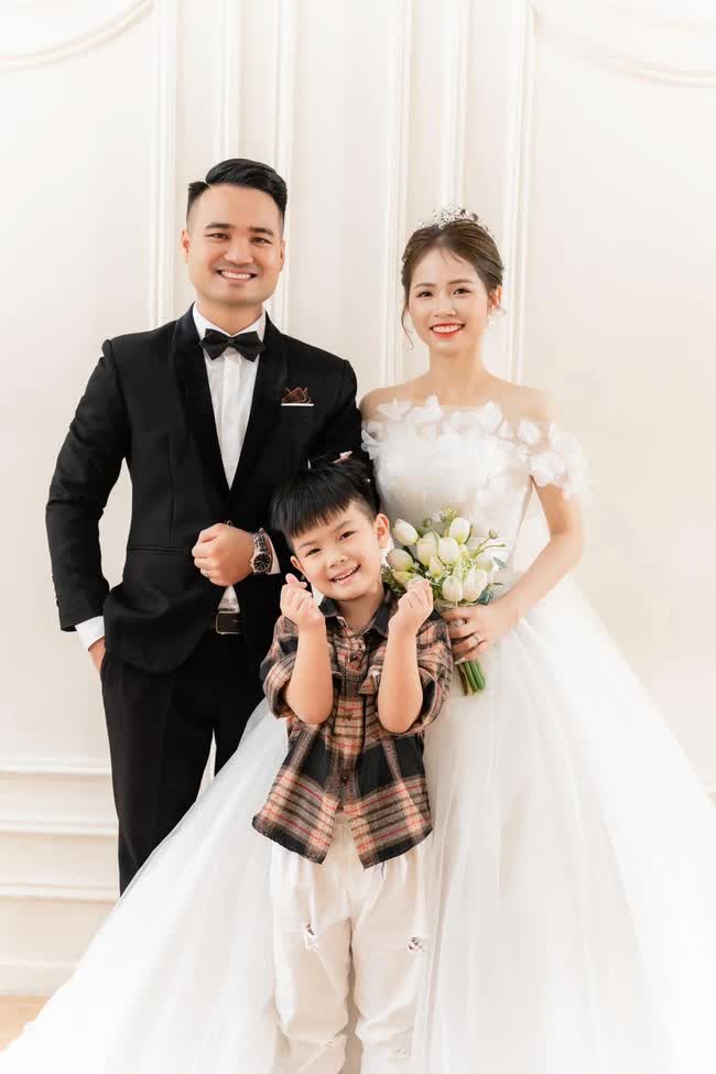 Cô dâu Phú Thọ được bố mẹ chồng tổ chức hôn lễ thổn thức: Con trai vui sướng khi giờ có bố, còn tôi hạnh phúc vì có tới tận 2 nhà ruột thịt - Ảnh 1.