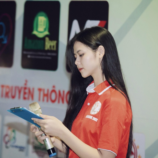 Nhan sắc khi chơi thể thao của hoa khôi Nguyễn Ngân Hà, đá bóng hay bóng chuyền cũng giỏi - Ảnh 8.