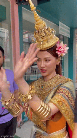Nữ thần Songkran 2023 Baifern Pimchanok lộ nhan sắc thật qua cam thường, khoảnh khắc lườm yêu khán giả gây sốt - Ảnh 9.