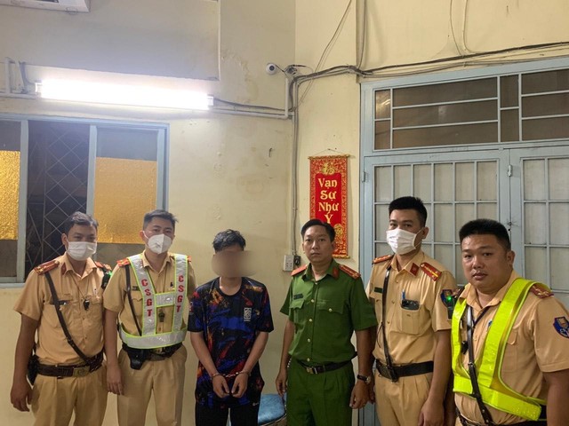 Cảnh s&aacute;t giao th&ocirc;ng v&acirc;y bắt kẻ cướp xe m&aacute;y ở trung t&acirc;m TP.HCM - Ảnh 1.