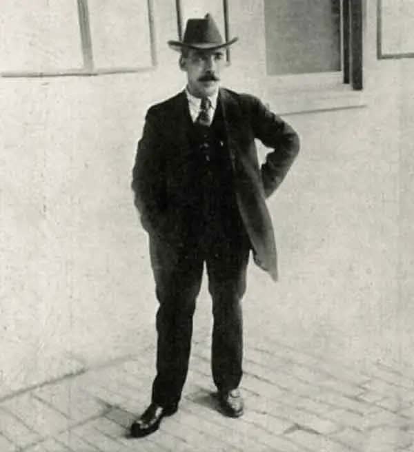 Chuyện của người sống s&oacute;t cuối c&ugrave;ng tr&ecirc;n Titanic: Thong dong uống rượu giải tr&iacute; khi t&agrave;u ch&igrave;m, tự tho&aacute;t th&acirc;n cực ngầu bằng c&aacute;ch như phim h&agrave;nh động - Ảnh 1.