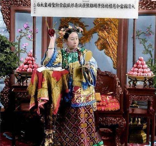 Ảnh hiếm ghi lại ch&acirc;n dung th&agrave;nh vi&ecirc;n gia đ&igrave;nh của Từ Hy Th&aacute;i hậu, bất ngờ nhất l&agrave; nhan sắc hai c&ocirc; ch&aacute;u g&aacute;i - Ảnh 1.