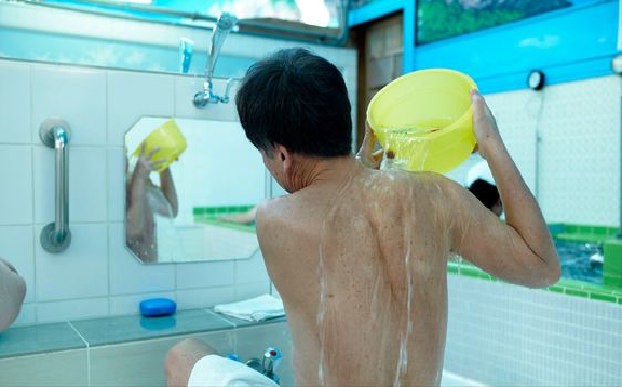 Người đàn ông đột tử do nhồi máu não khi đang tắm, bác sĩ nhắc 4 thói quen tắm đừng nên mắc phải - Ảnh 2.