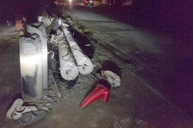 TP.HCM: Xe ben k&eacute;o đổ trụ điện, hai c&ocirc; g&aacute;i bị thương - Ảnh 1.