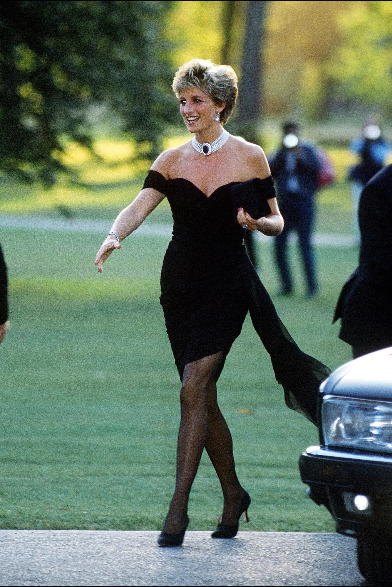 Sau Công nương Diana, váy báo thù ngày càng táo bạo - Ảnh 1.