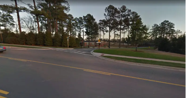 Chủ nh&acirc;n ng&ocirc;i nh&agrave; 176m2 kề s&acirc;n golf từ chối cơ hội trở th&agrave;nh triệu ph&uacute;, chấp nhận bị &aacute;nh s&aacute;ng v&agrave; tiếng ồn nuốt chửng vẫn b&aacute;m trụ tới c&ugrave;ng v&igrave; l&yacute; do kh&ocirc;ng ai ngờ - Ảnh 3.