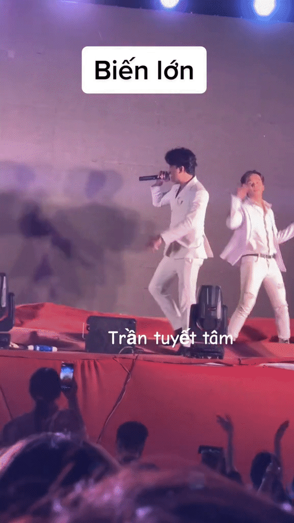 Nam ca sĩ Việt bị m&agrave;n h&igrave;nh led đ&egrave; tr&uacute;ng người khi đang biểu diễn - Ảnh 2.