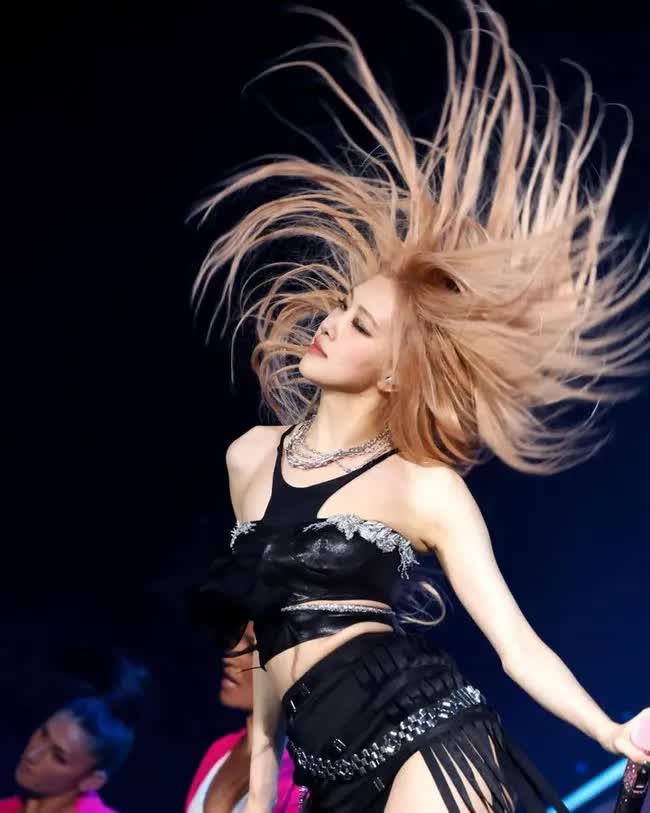 Rosé - Lisa tái hiện huyền thoại ở Coachella 2023: Người tạo ra mái tóc nhảy múa siêu ảo, người giữ mái bất biến như có phép thuật - Ảnh 4.