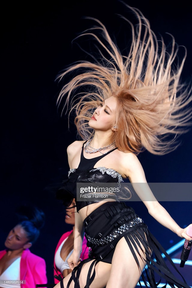 Loạt khoảnh khắc thần th&aacute;nh của BLACKPINK tại Coachella 2023: Jisoo lột x&aacute;c sexy kh&ocirc;ng ngờ, Ros&eacute; t&aacute;i hiện t&oacute;c h&aacute;t so k&egrave; cực gắt với Jennie - Ảnh 16.